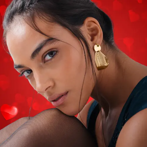 Orecchini, collane, bracciali e anelli in oro, argento e pietre preziose della collezione Goldixa. Gioielli eleganti dal design raffinato, pensati per valorizzare la femminilità e completare ogni outfit con un tocco di luce. Ideale per chi cerca accessori